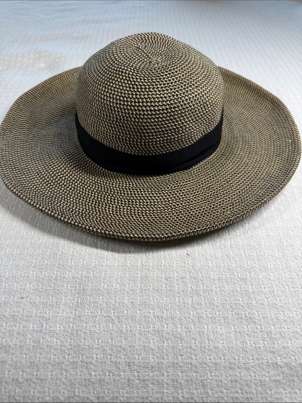 Solar Escape tan and black woven sun hat with black band